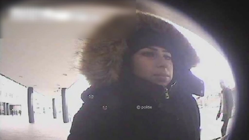Vianen en Tilburg – Gezocht – Update: jonge vrouw pint met gestolen pasje