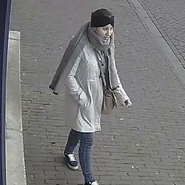 Tolkamer/Westervoort/Zevenaar – Gezocht – Vrouw pint met gestolen pinpas
