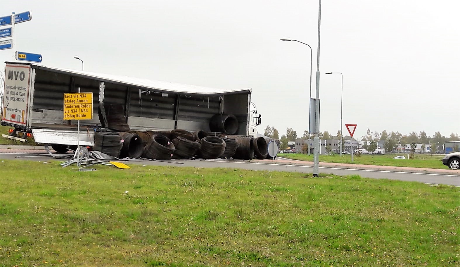 Gieten – Vrachtwagen verliest donderdagmiddag zijn lading (Video)